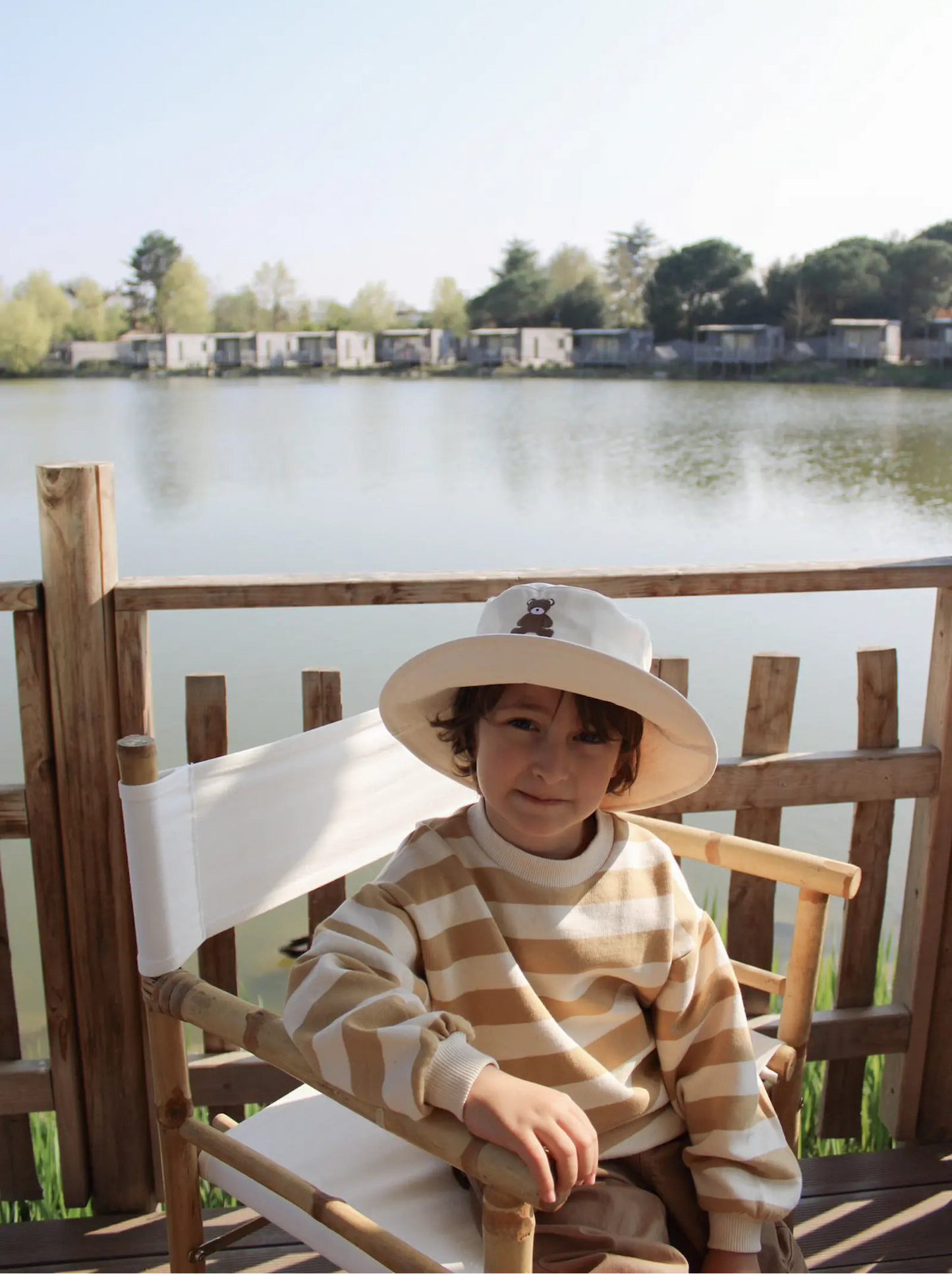 bambino al lago con cappello bimbi con ricamo orso lou di miliblum
