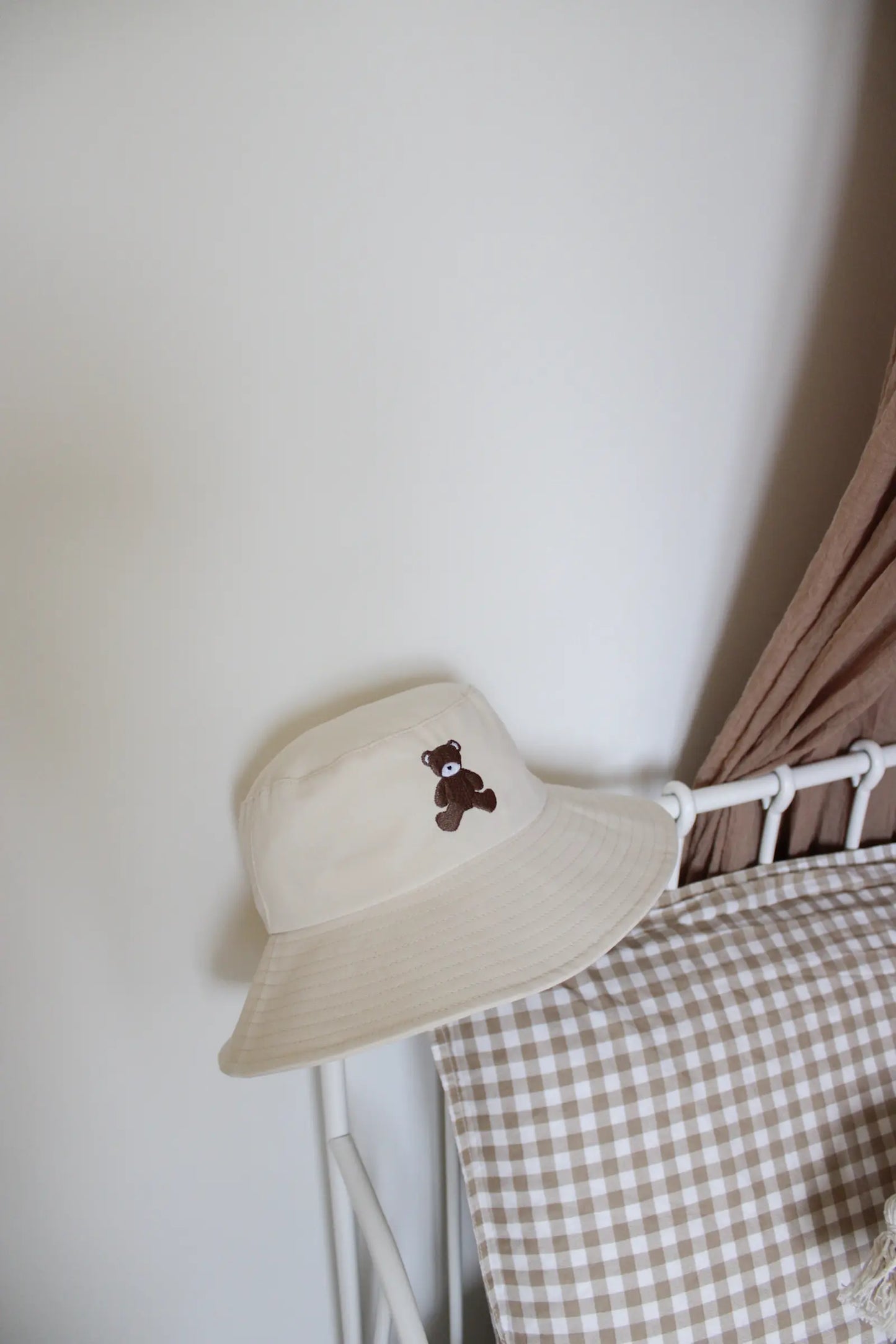 cappello bimbi con ricamo orso lou di miliblum fatto a mano