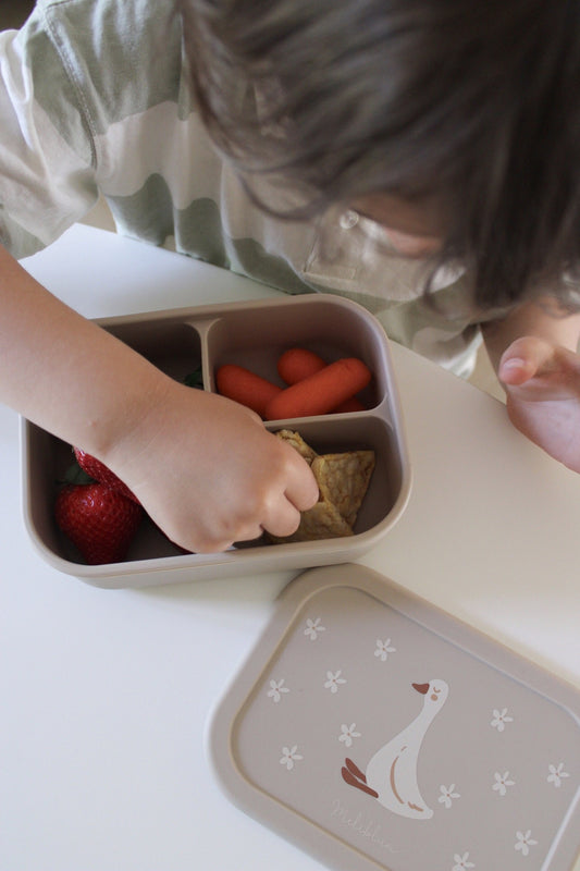 bimbo prende merenda dalla pratica lunchbox eco-friendly beige