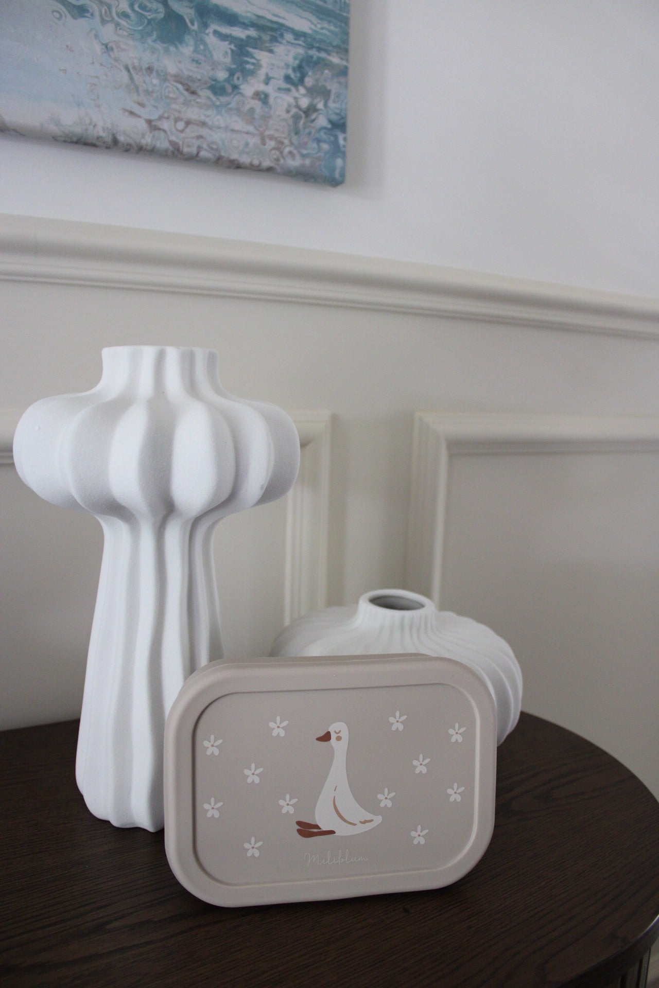 dettaglio lunchbox beige con oca milly di miliblum e vasi onda