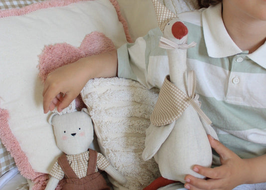 dettaglio milly e lou miliblum con mani bambino