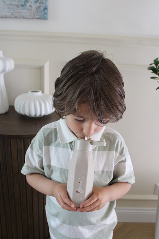 bimbo che beve con borraccia miliblum eco-friendly pratica e comoda