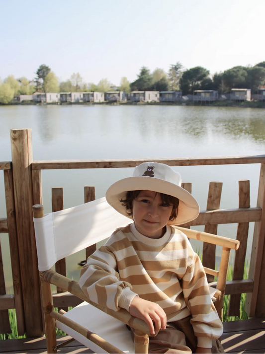 bambino al lago con cappello bimbi con ricamo orso lou di miliblum