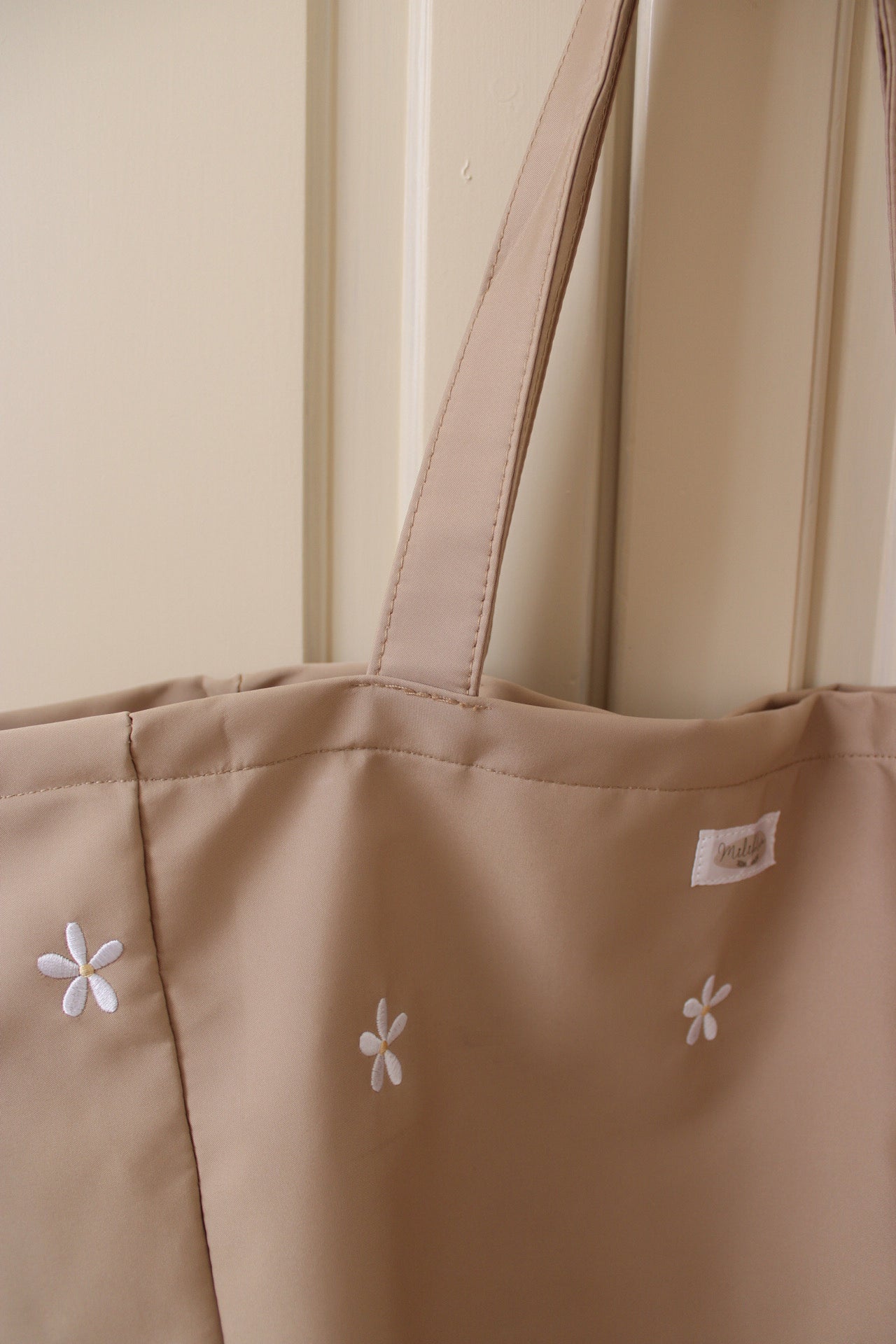 dettaglio borsa mare daisy ricamo margherite