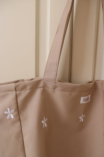 dettaglio borsa mare daisy ricamo margherite