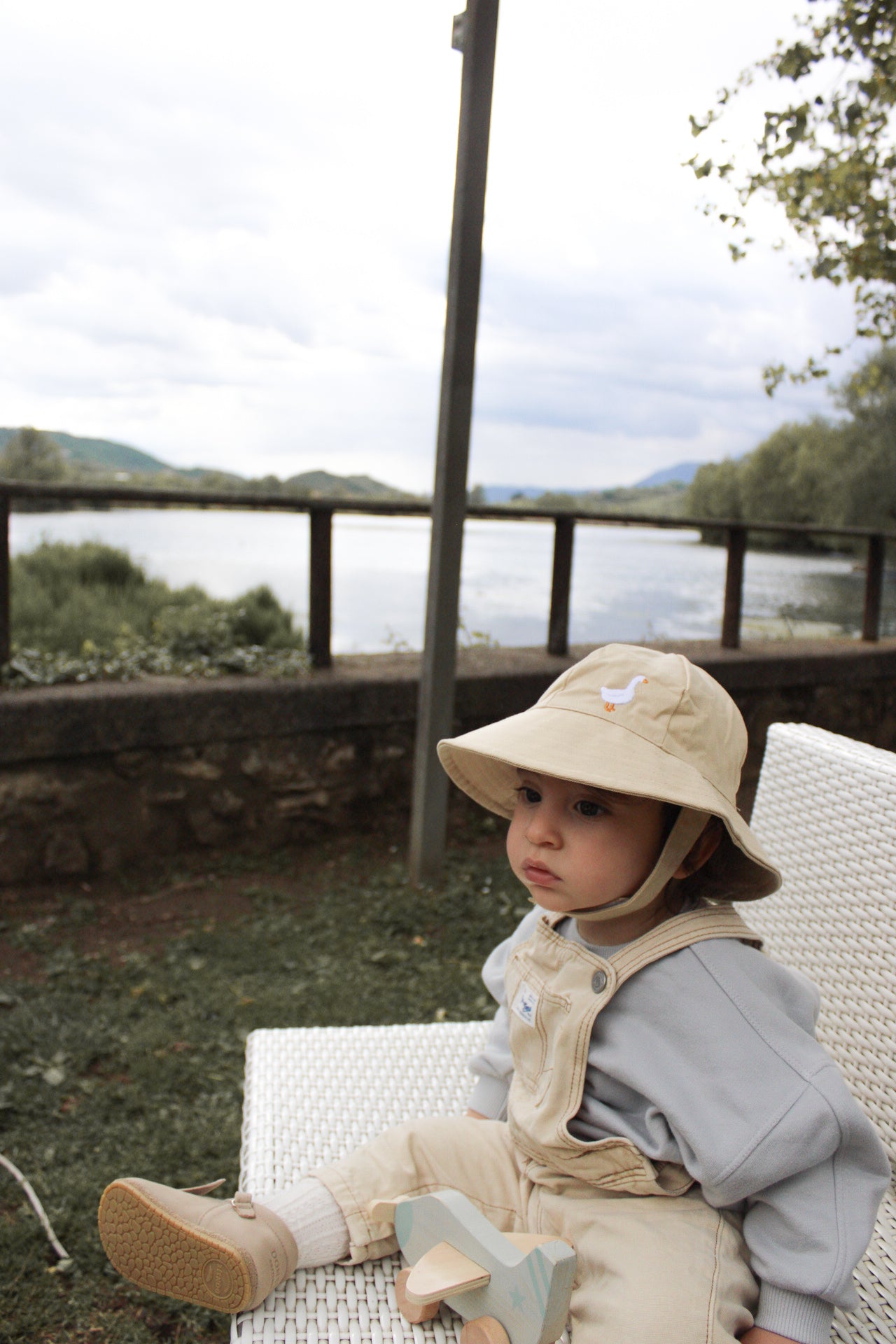 bimbo seduto con cappello bimbi con ricamo oca milly di miliblum