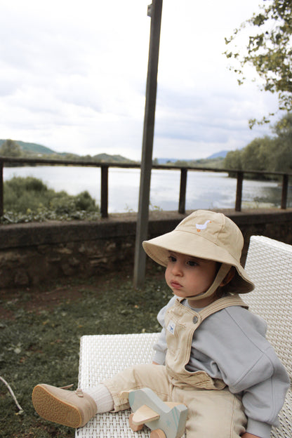 bimbo seduto con cappello bimbi con ricamo oca milly di miliblum