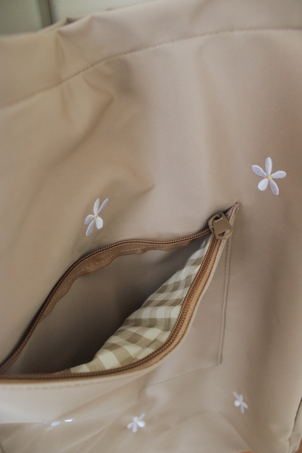 dettaglio tasca esterna con zip borsa mare daisy di miliblum