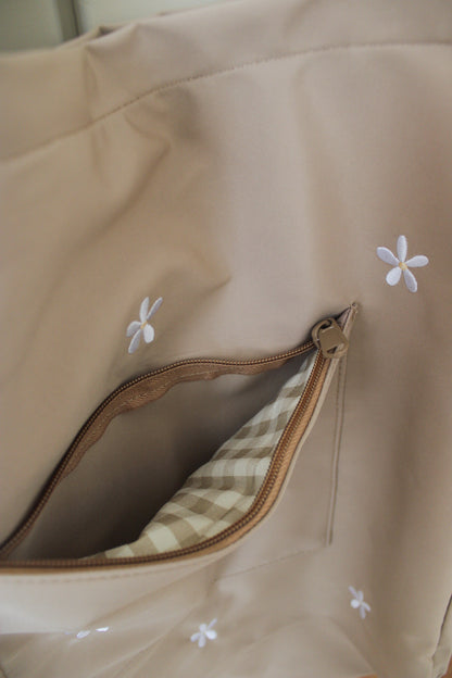 dettaglio tasca esterna con zip borsa mare daisy di miliblum