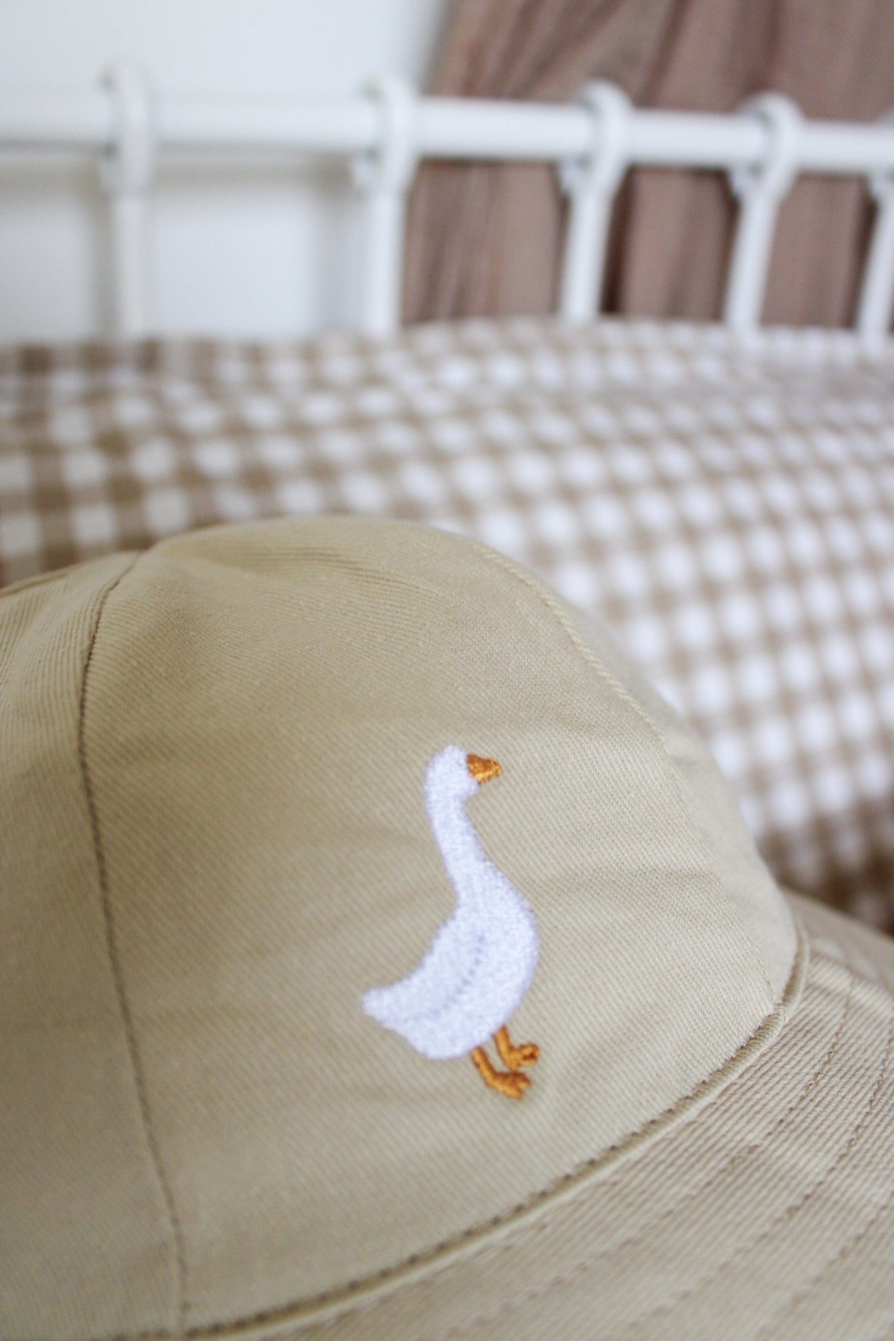 dettaglio ricamo cappello bimbi con ricamo oca milly di miliblum