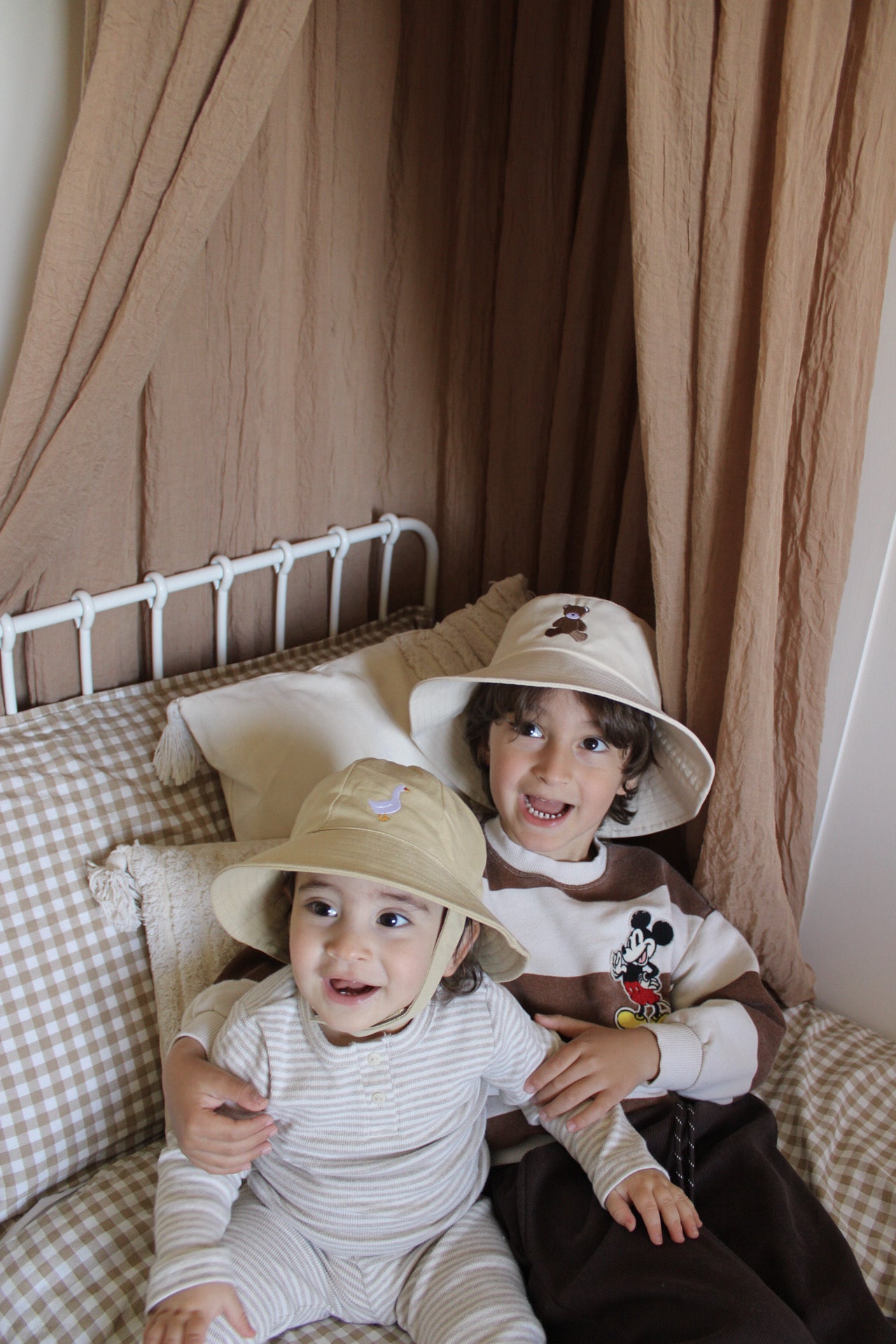 bimbi felici con cappello bimbi con ricamo orso lou di miliblum e cappello bimbi con ricamo oca milly di milibum