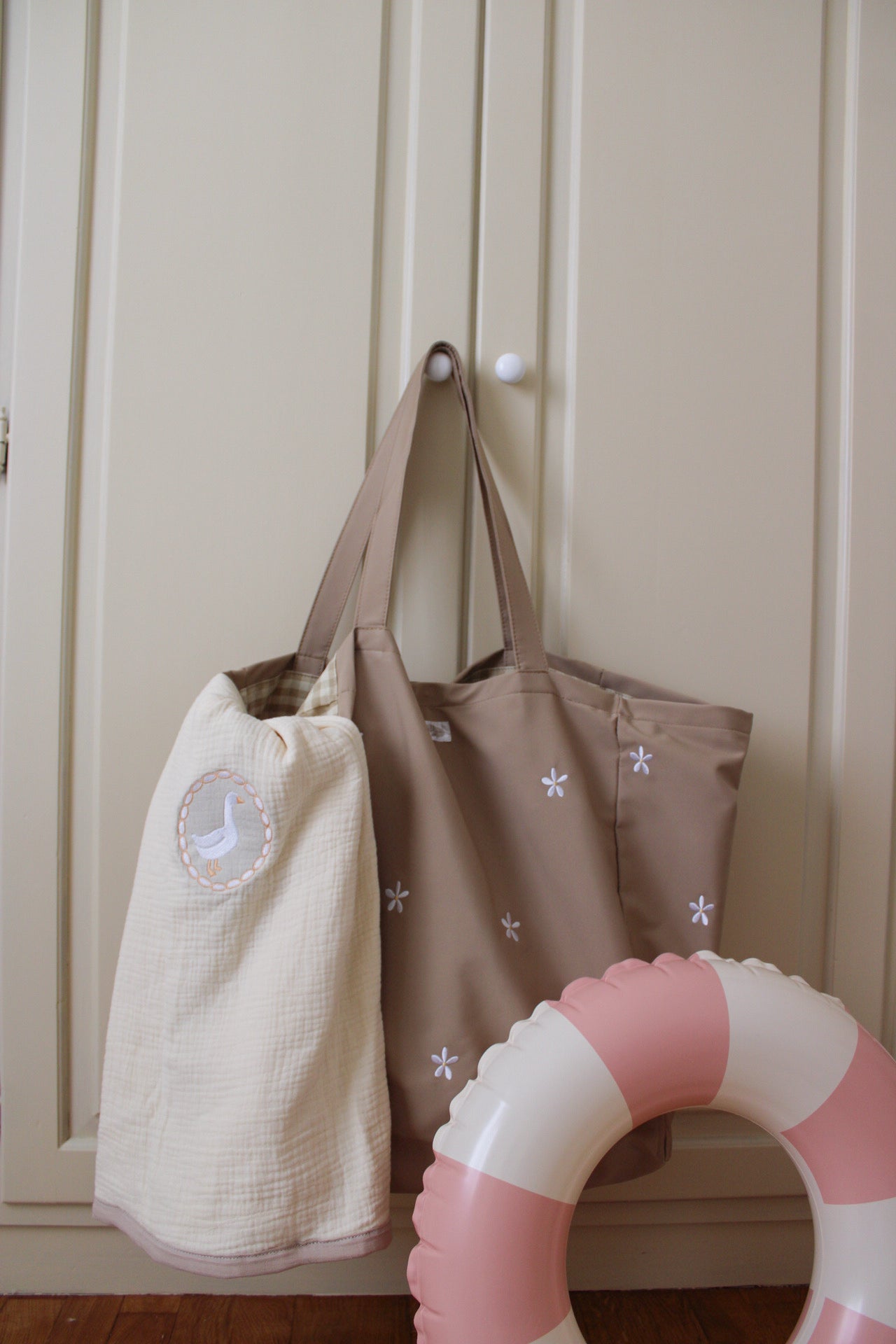 dettaglio borsa mare daisy di miliblum con copertina in mussola di cotone ricamo oca milly e salvagente rosa