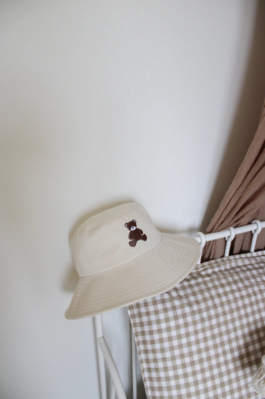 cappello bimbi con ricamo orso lou di miliblum fatto a mano