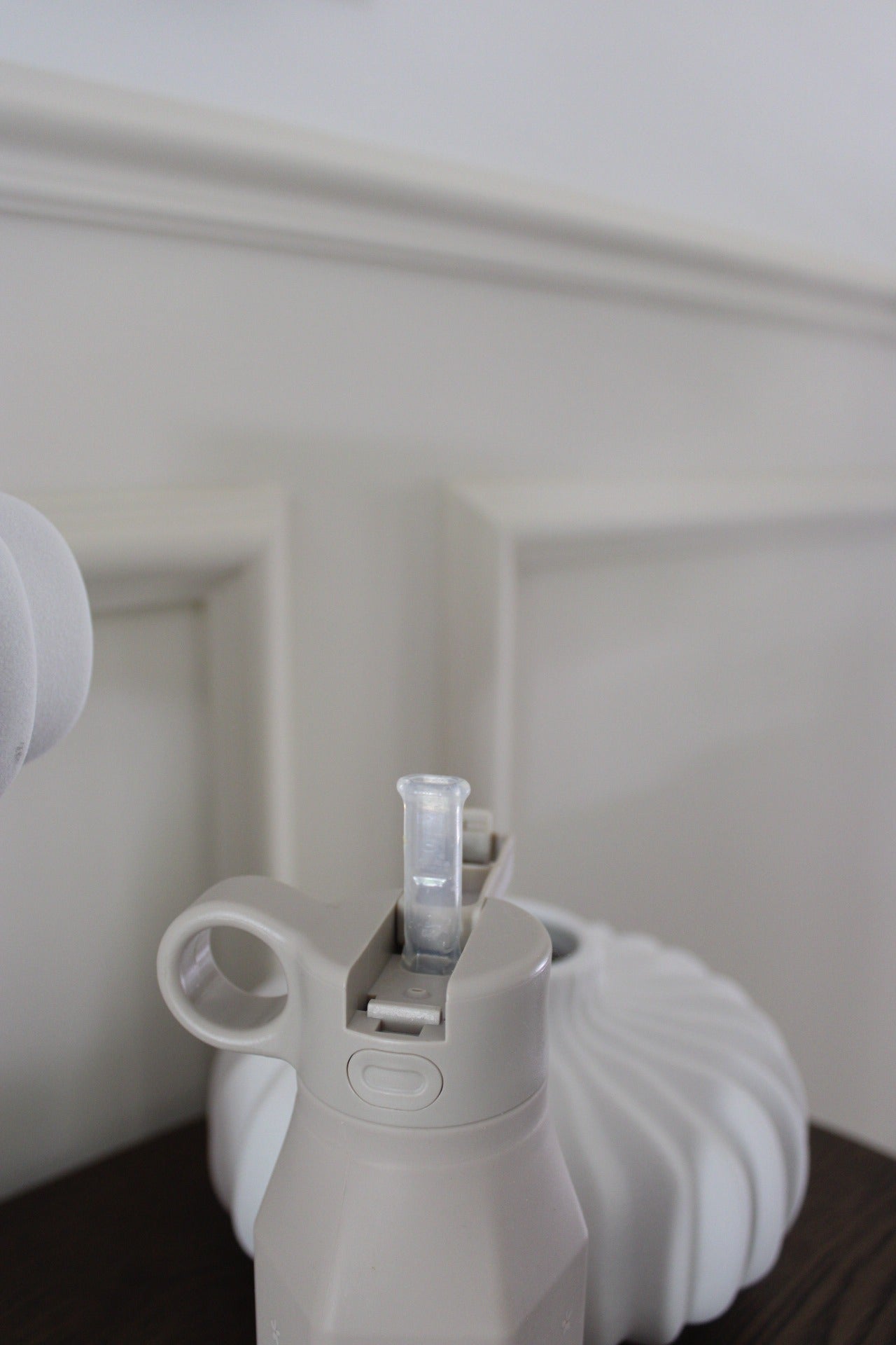 dettaglio borraccia con cannuccia aperta eco-friendly beige