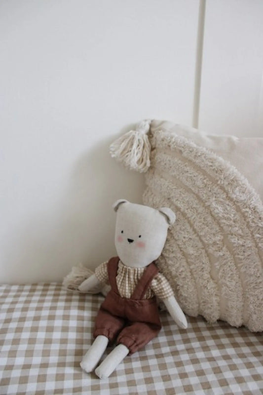 Pupazzo artigianale Miliblum Lou in tessuto beige con salopette marrone