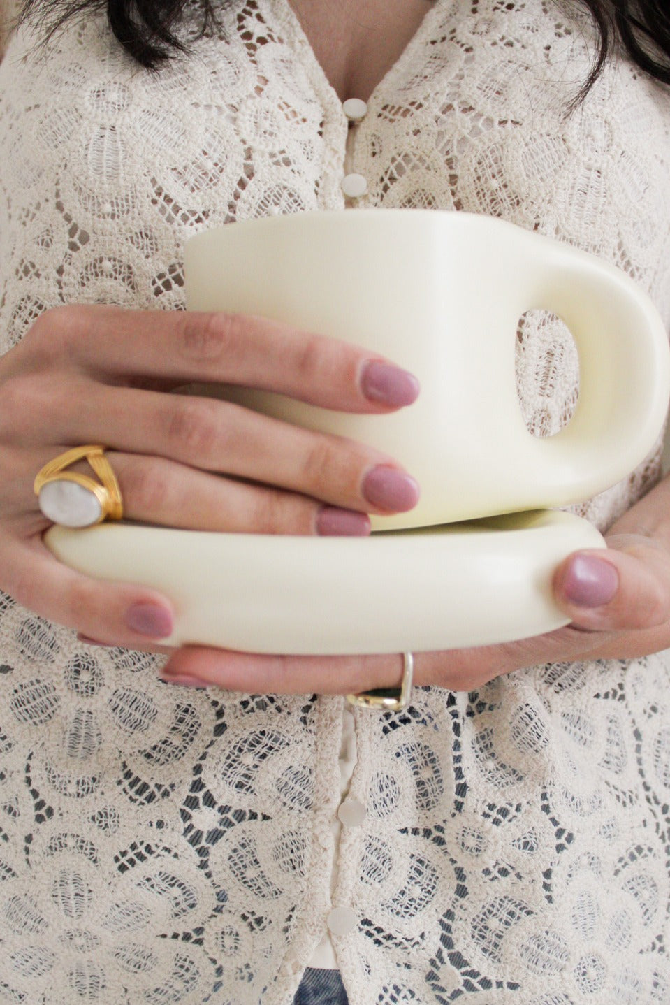 dettaglio mani e tazza  design unico miliblum color crema
