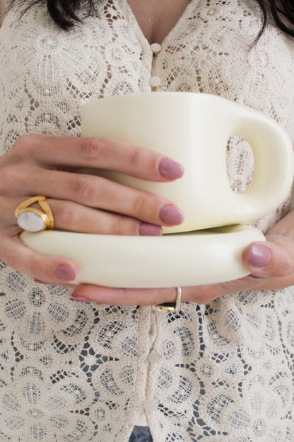 dettaglio mani e tazza  design unico miliblum color crema